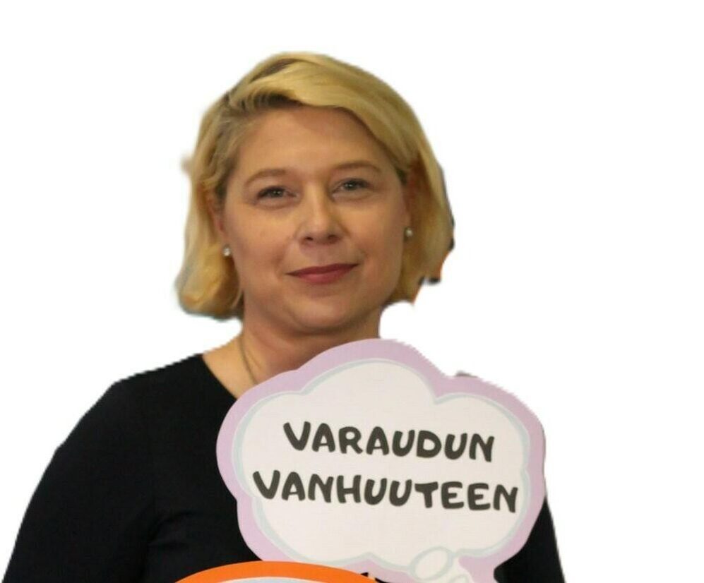 Nuori vaaleatukkainen nainen, jolla kädessään kyltti, jossa lukee Varaudun vanhuuteen.
