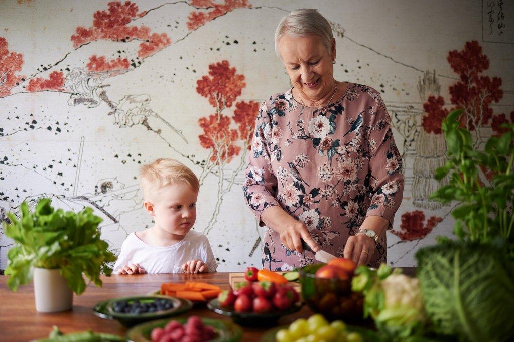 Isoäiti ja lapsenlapsi laittavat ruokaa