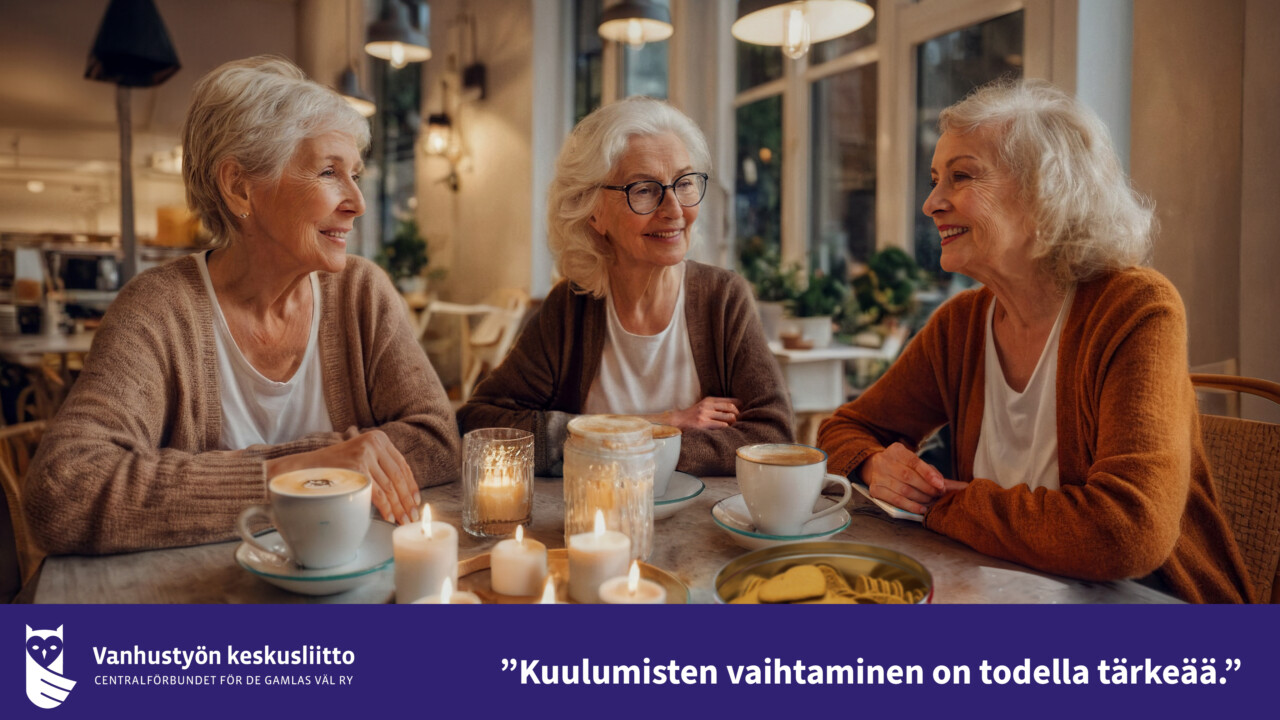 Kolme iäkästä naista istuu juttelemassa kahvipöydän ääressä. 