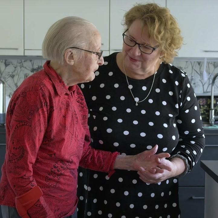 Perhehoitaja ja vanhus.